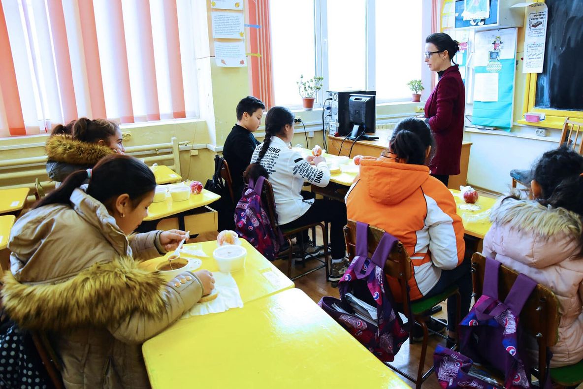 Mese calde pentru 170 de elevi defavorizați de la Școala „Dimitrie Știubei” din Constanța