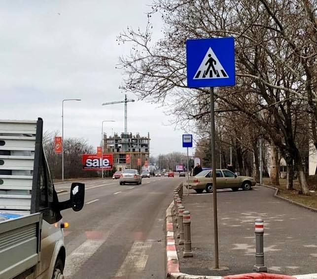 Indicatoarele la trecerile pentru pietoni de pe Aurel Vlaicu, dotate cu bandă reflectorizantă