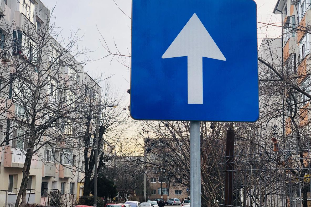 Atenție, șoferi! S-a instituit sens unic pe aleea Zmeurei din Constanța!