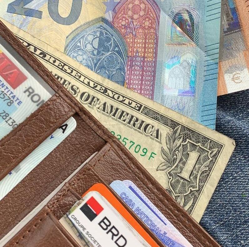 Doi jandarmi au înapoiat deținătorului un portofel pierdut într-o parcare