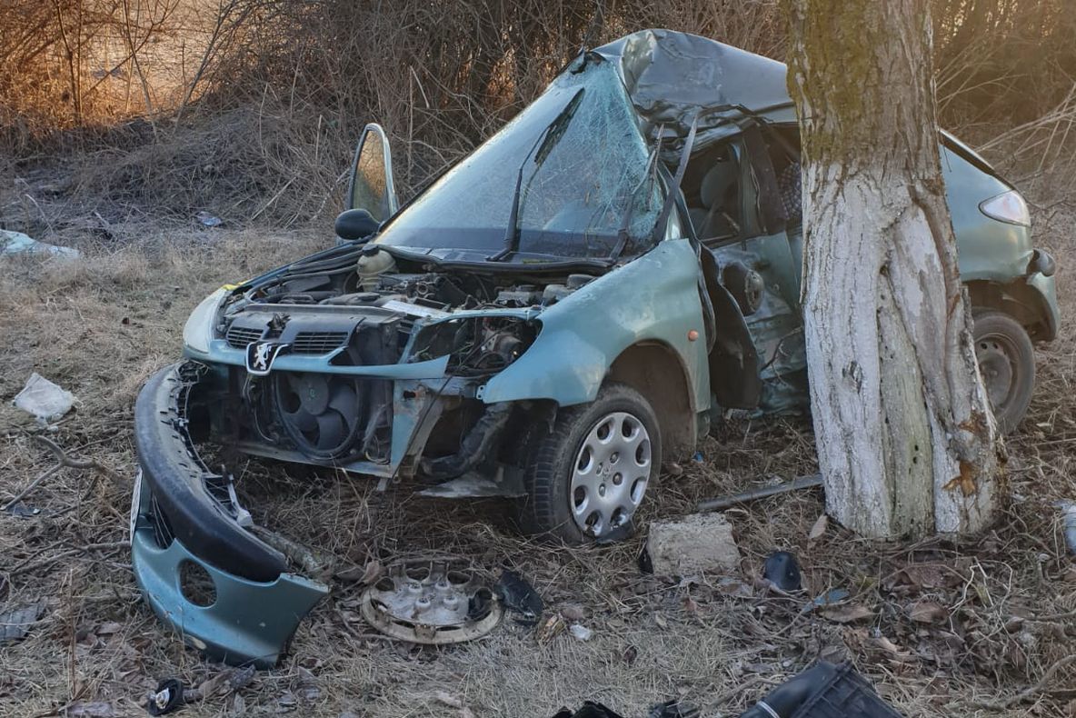 FOTO| Au intrat cu mașina în pom. O persoană decedată și una în comă