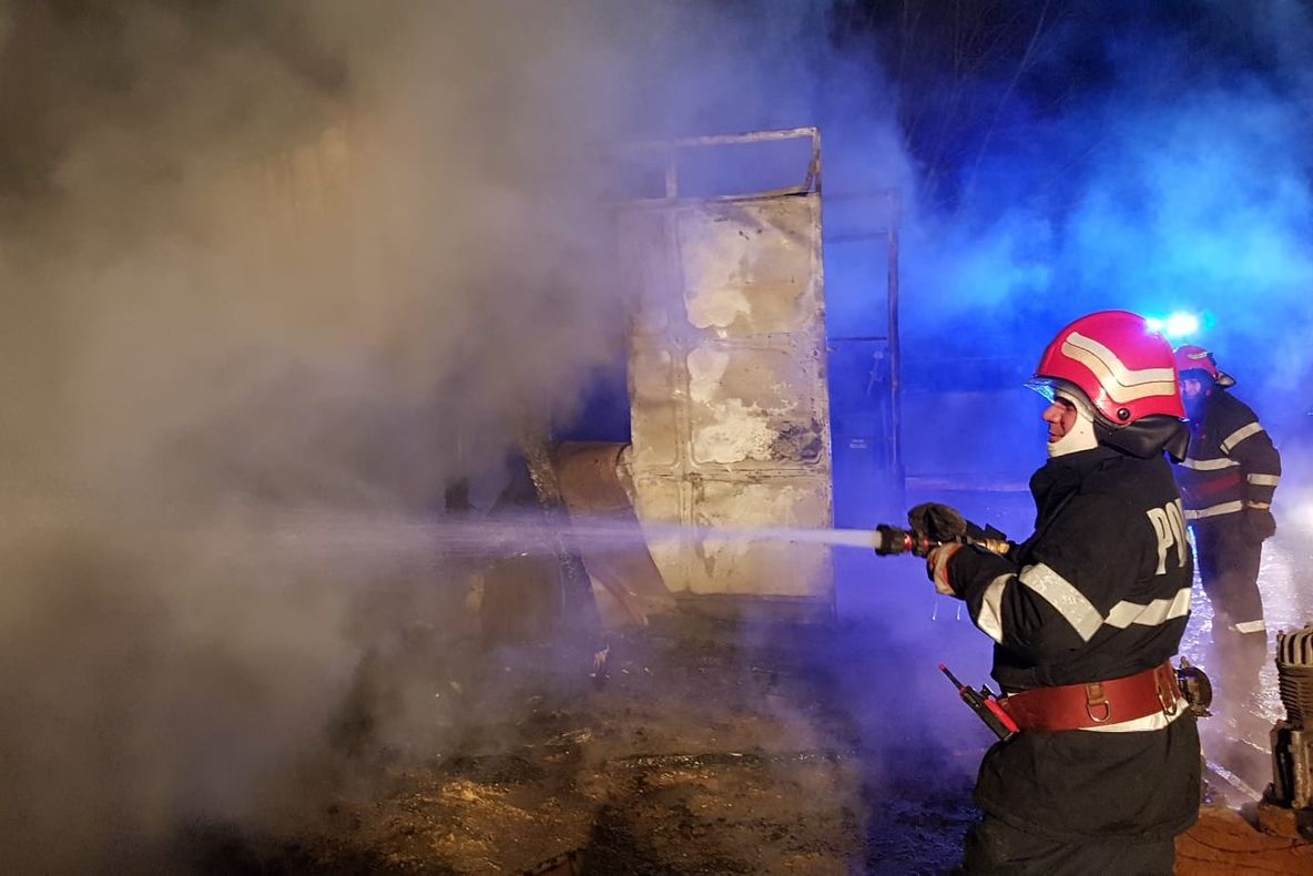 FOTO| Incendiu la Siminoc. Intervin pompierii