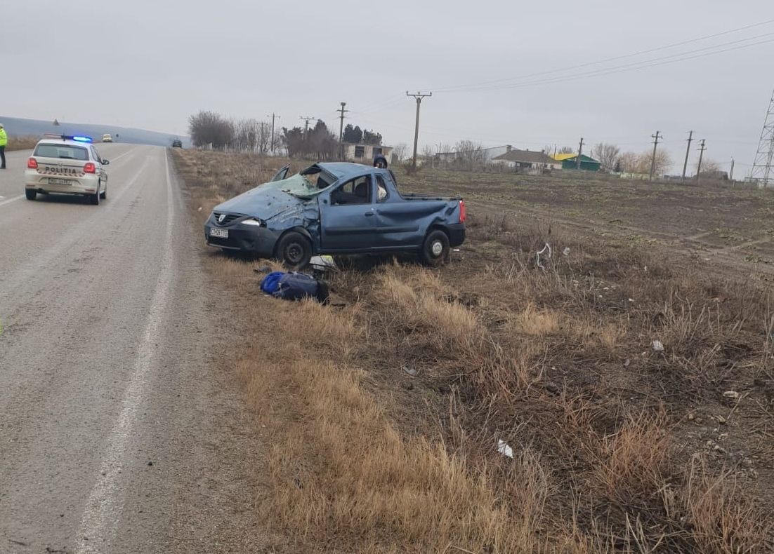 FOTO| S-a răsturnat cu mașina pe câmp