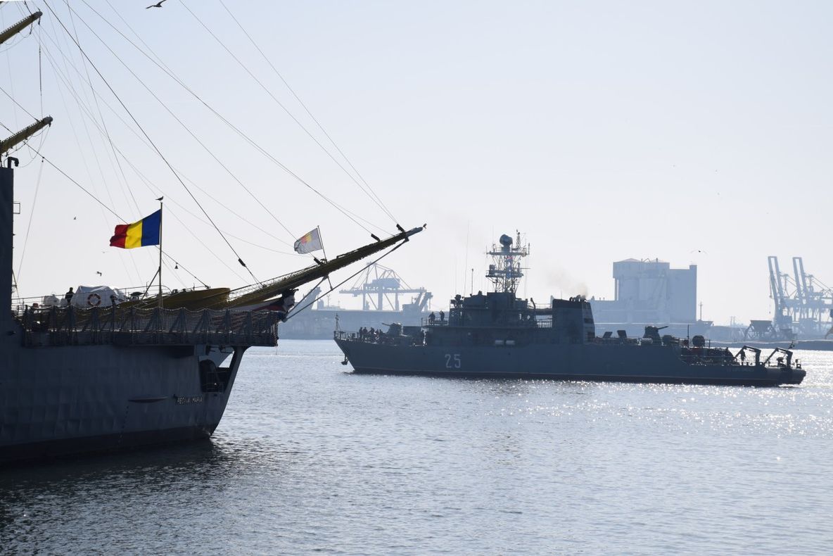 Un dragor maritim românesc intră sub comandă NATO