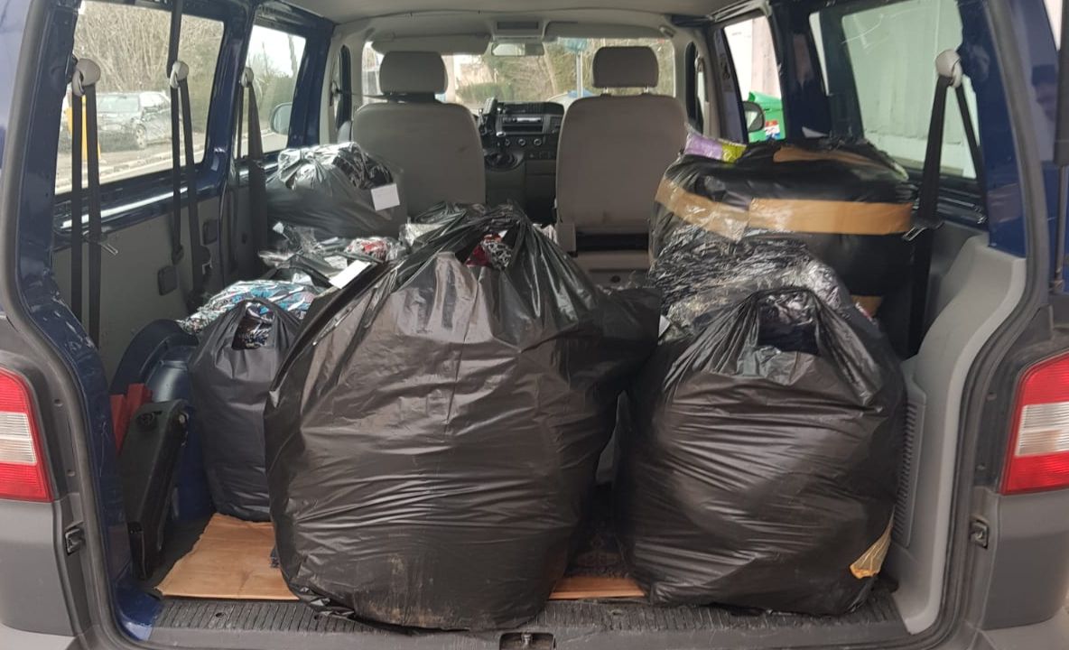 Articole de îmbrăcăminte fără documente, confiscate de polițiștii de frontieră în Vama Veche