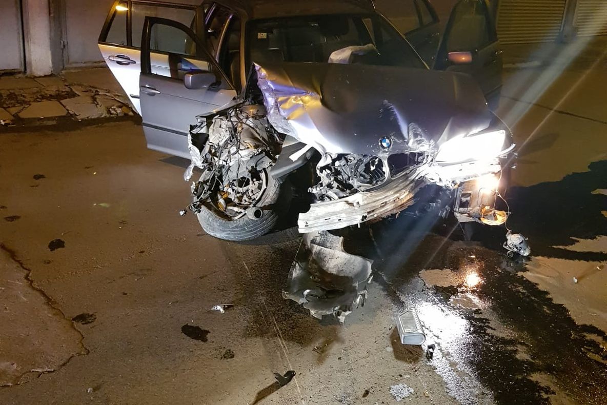 Șofer fără permis, urmărit de polițiști, prins după ce a intrat cu mașina într-un gard