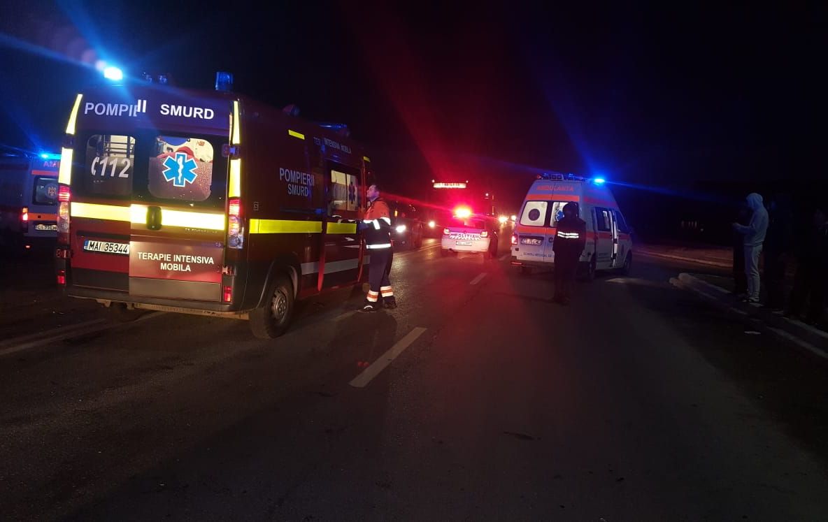 FOTO VIDEO|Dezastru pe străzi. Mașini făcute praf, 3 persoane rănite, una în comă