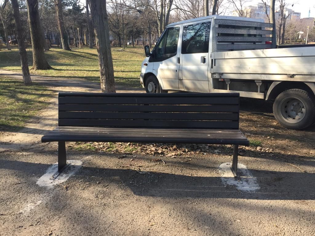Băncuțele montate recent în Parcul Tăbăcărie au fost vandalizate