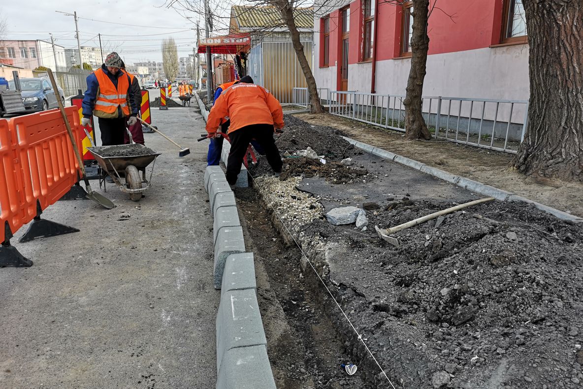 Lucrările de reamenajare a trotuarelor din oraș au ajuns pe strada Bărăganului