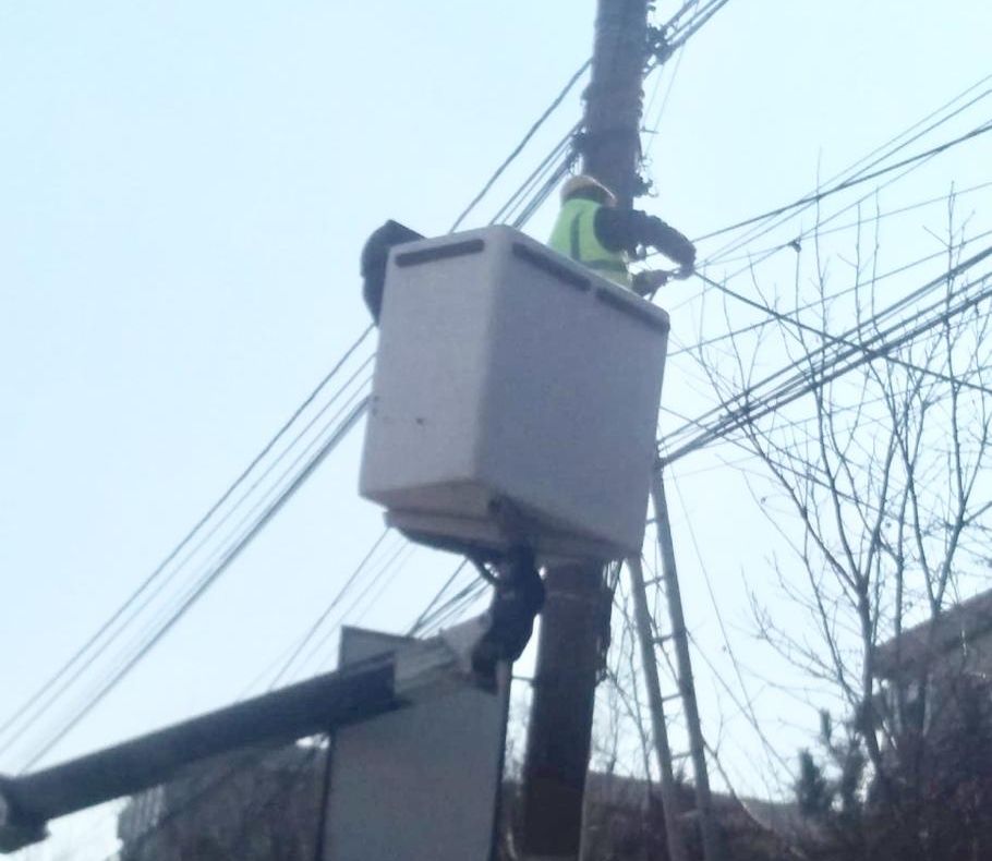 Continuă lucrările de tăiere a cablurilor neetichetate, pe principalele bulevarde din Constanța