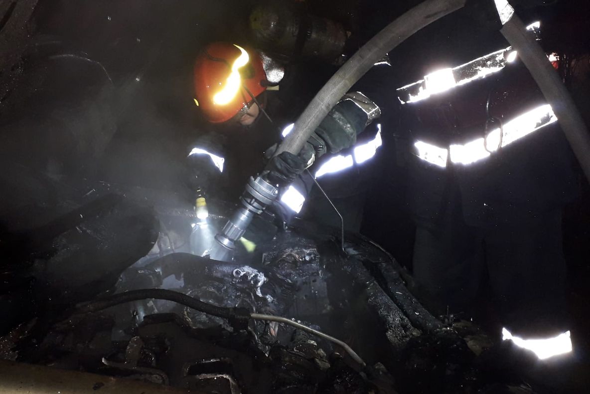 FOTO VIDEO| Alertă! Mașină în flăcări. Pompierii intervin