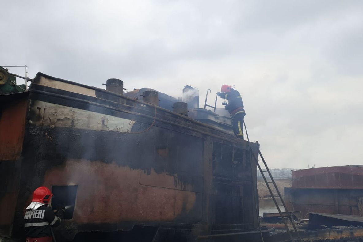 FOTO VIDEO| Alertă în Portul Constanța.Incendiu la un remorcher
