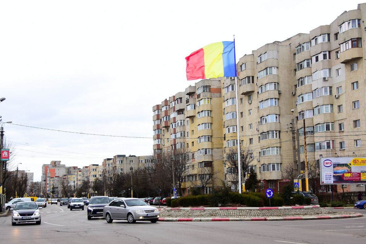 Steaguri uriașe montate în intersecții din municipiul Constanța