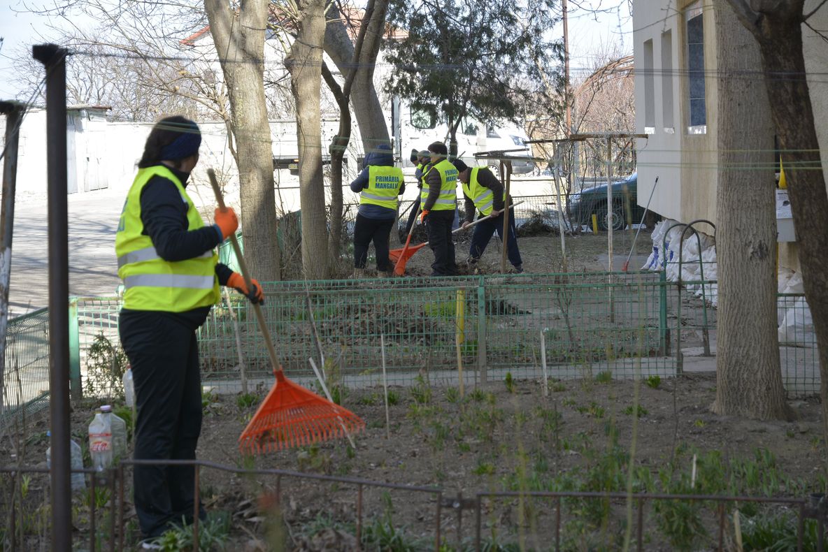 Angajații Primăriei Mangalia, scoși la curățenia de primăvară