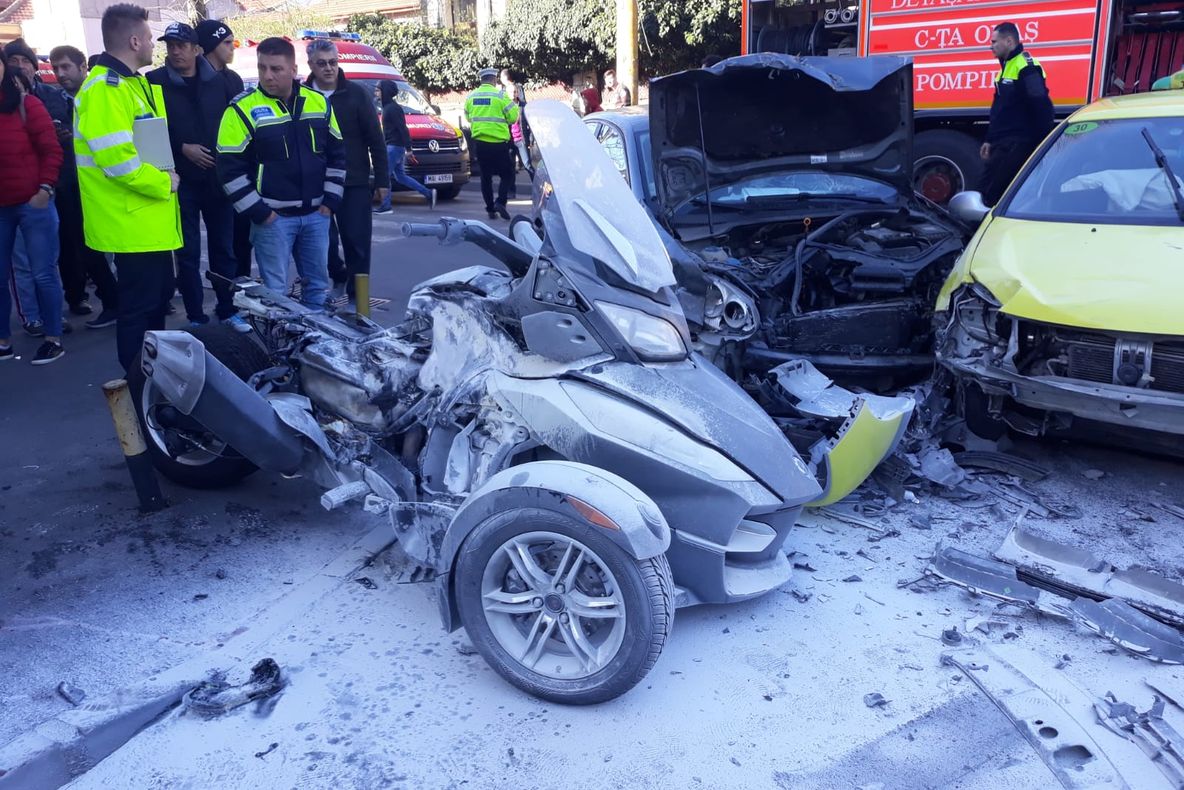 FOTO VIDEO| Dezastru pe străzile din Constanța. Accident rutier grav, un motor a luat foc