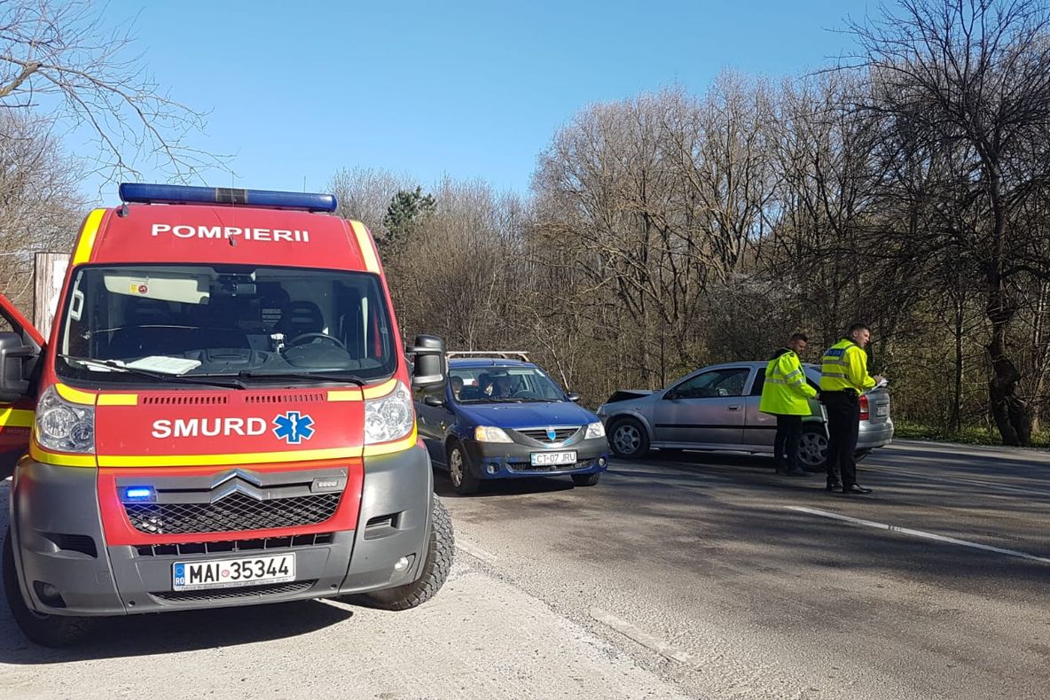 FOTO VIDEO| Mașină răsturnată în apropiere de Valu lui Traian