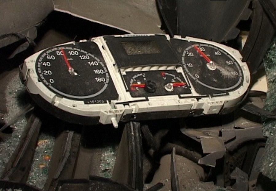 FOTO| A scăpat cu viață după ce mașina a căzut în gol de pe autostradă