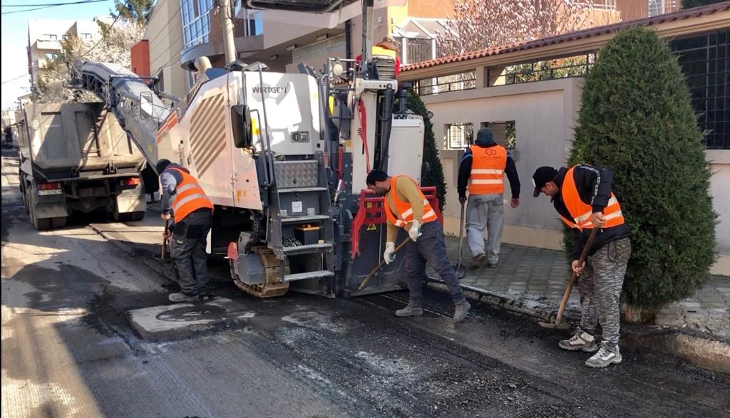 Continuă programul de asfaltare a străzilor din cartierul Baba Novac