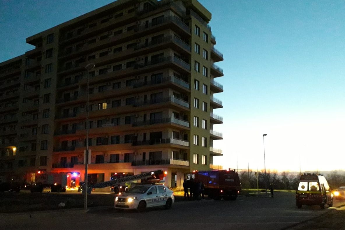 Incendiu la etajul 6 la Summer Land Mamaia. Intervin pompierii