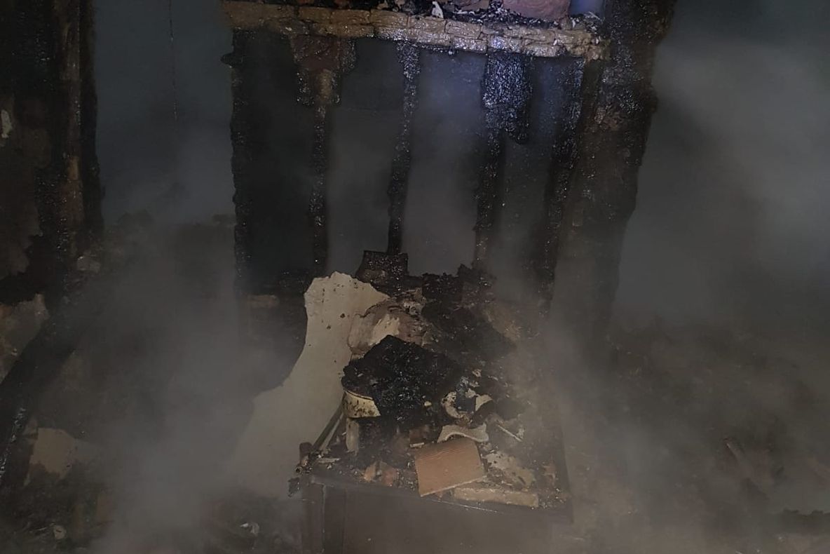 FOTO| Incendiu la Cochirleni. Intervin pompierii și localnicii