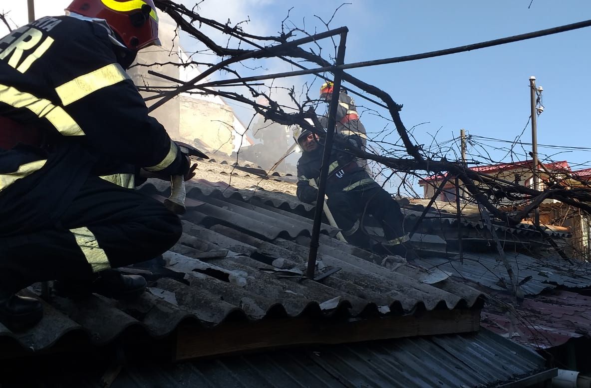 FOTO VIDEO| O persoană a ajuns la spital în urma unui incendiu