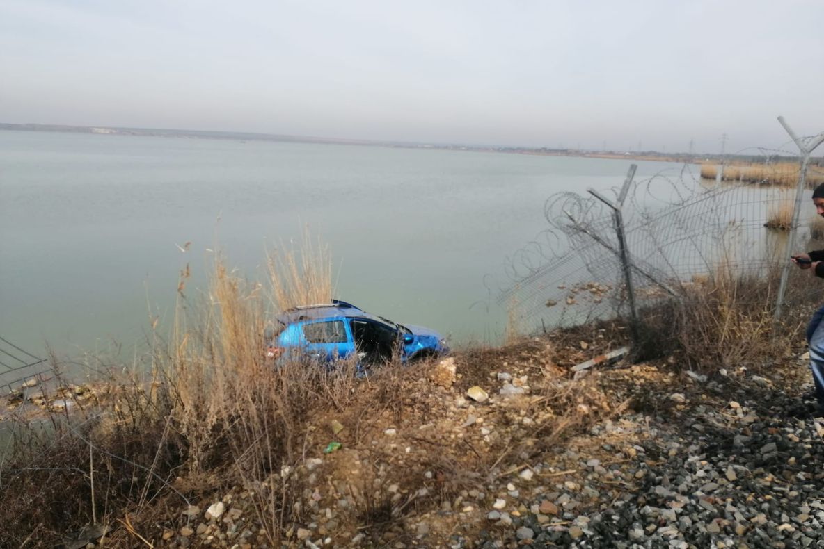 A vrut să ajungă cu mașina la spalatorie și s-a oprit în lac