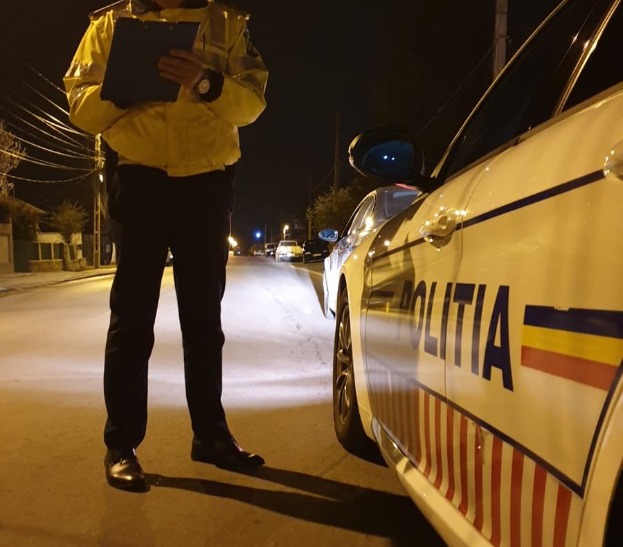 Un șofer a intrat cu mașina într-un stâlp de electricitate. Ce au descoperit polițiștii