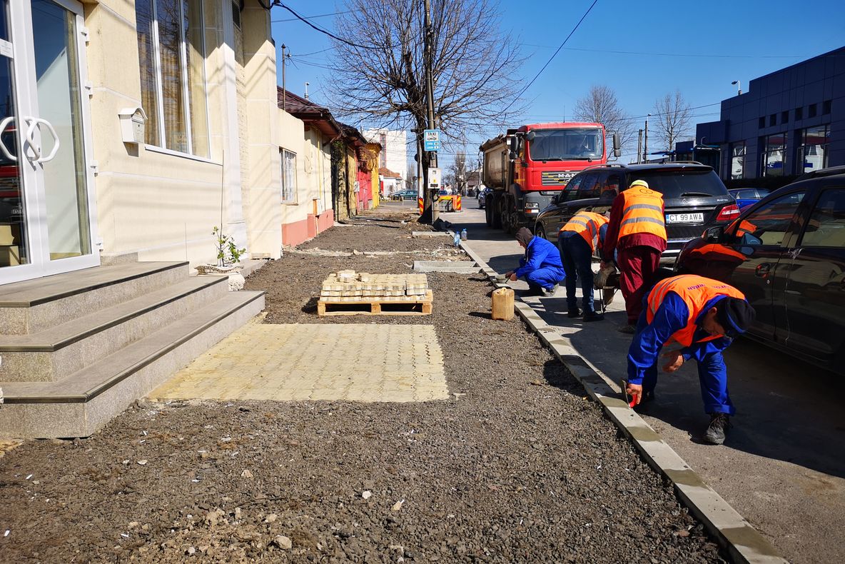 Lucrările de amenajare a trotuarelor continuă pe strada Oborului