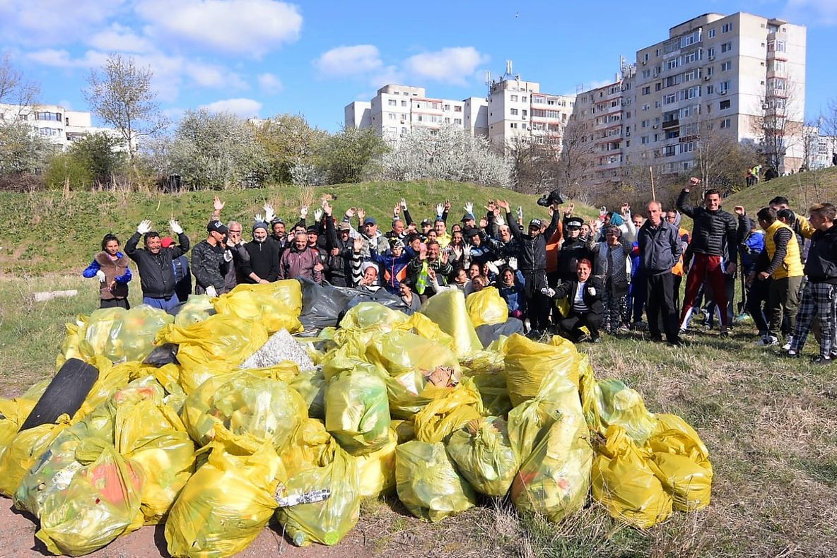 Amplă acțiune de ecologizare în zona stadionului de rugby din cartierul Badea Cârțan