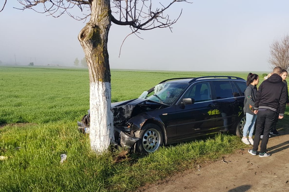 FOTO| A intrat cu mașina în copac, după ce a lovit un pieton