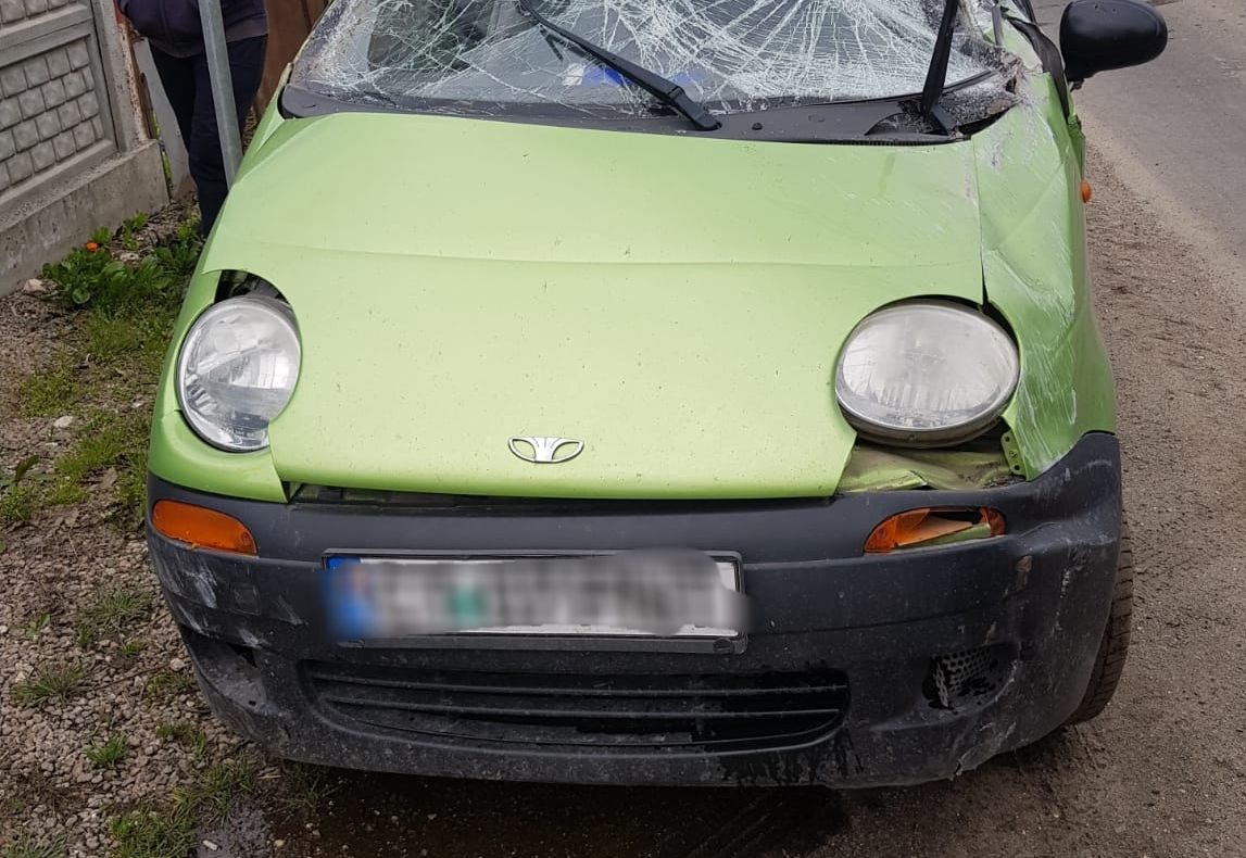 FOTO VIDEO| Un șofer beat a intrat cu mașina în gardul unei case