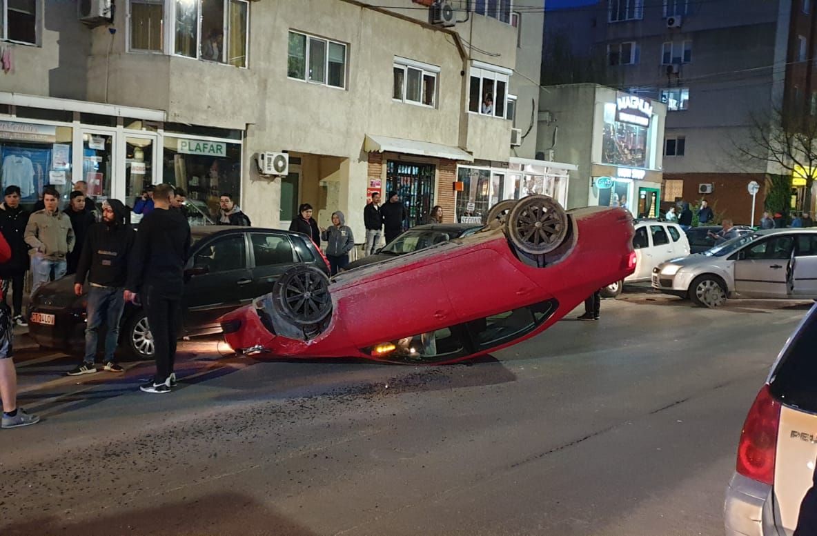 VIDEO|Neatenția la volan. S-a răsturnat cu mașina pe carosabil