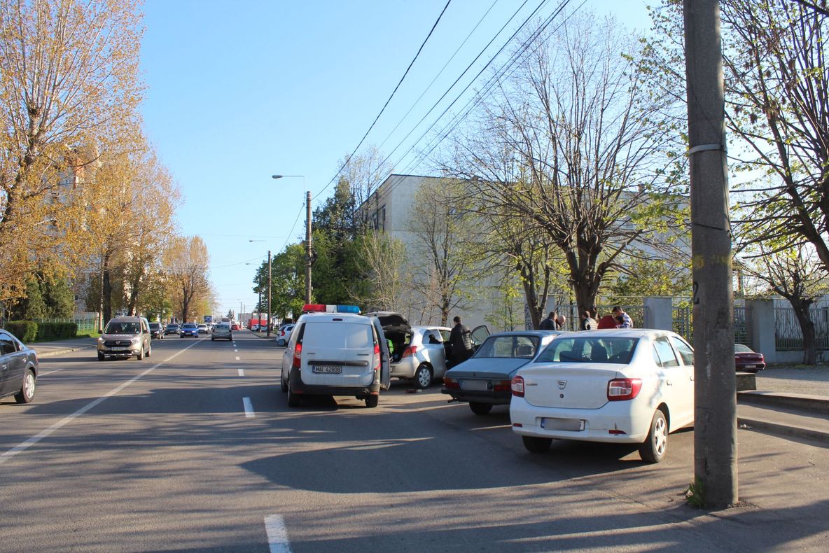 Prinși de polițiști după ce au înșelat mai multe persoane cu materiale de construcții