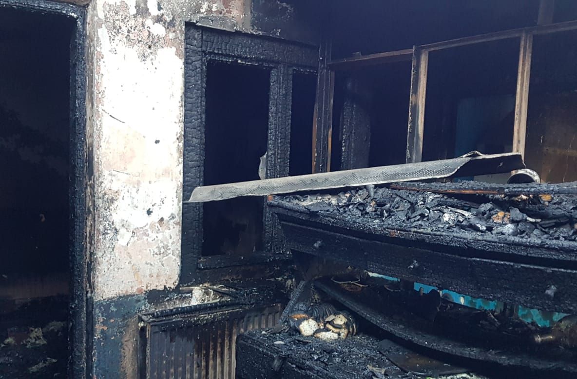 FOTO| Casă cuprinsă de flăcări de la o candelă