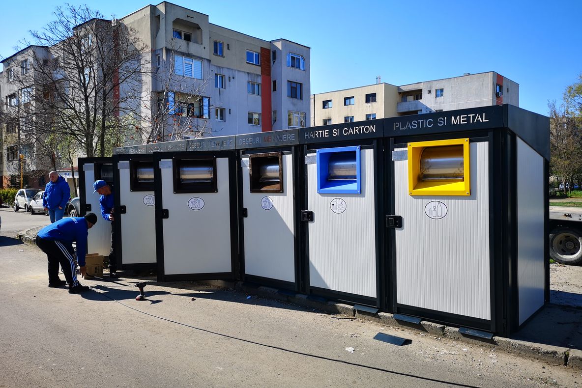 A început montarea de platforme supraterane pentru colectarea selectivă a deșeurilor