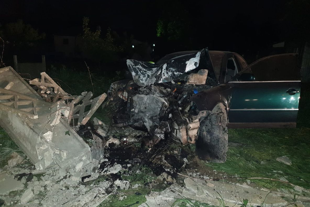 FOTO| A intrat cu mașina direct într-un  gard de beton