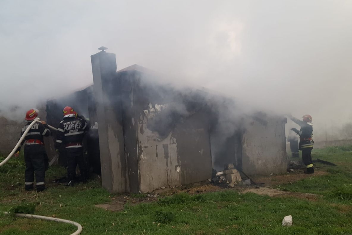 FOTO| Incendiu puternic la o casă din Poiana