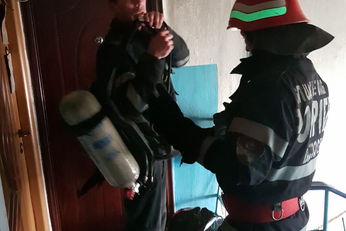 FOTO| Incendiu într-un apartament din Cumpăna.Intervin pompierii