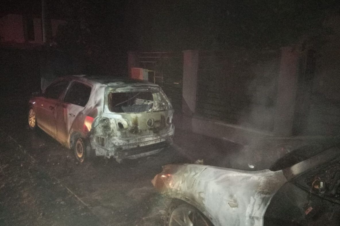 FOTO| Panică în Palazu Mare, două autoturisme au luat foc