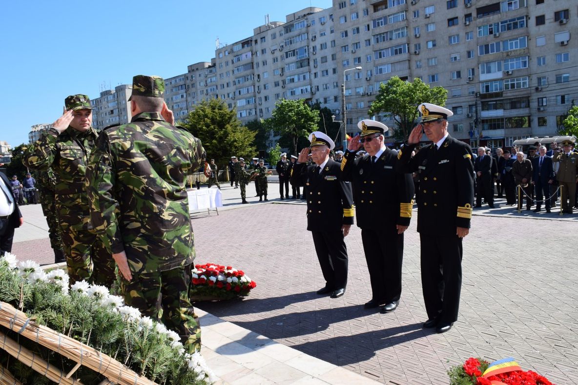 Marinarii militari aduc un omagiu eroilor români