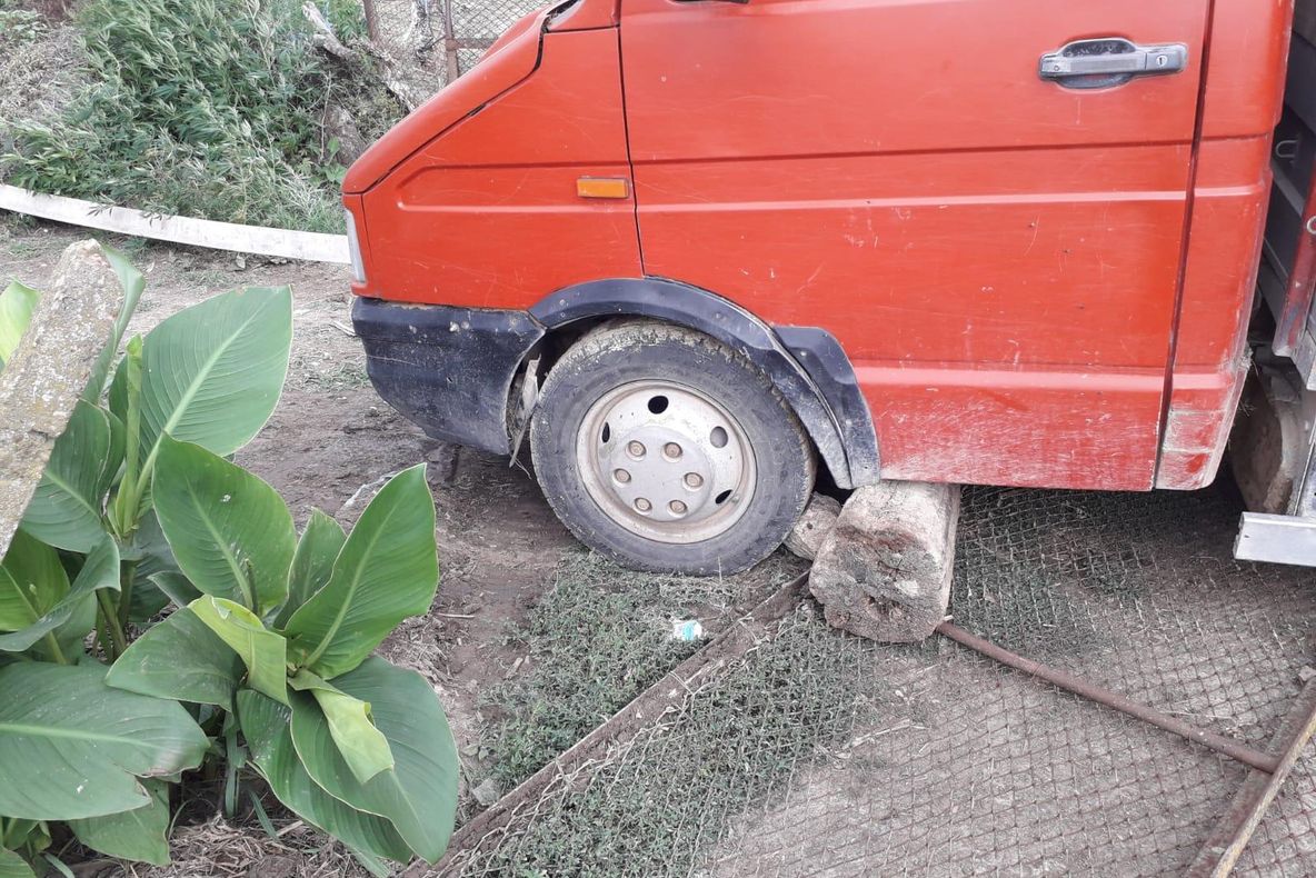 Tragedie în Zorile: un bărbat a murit de ziua lui, strivit de mașina pe care o repara