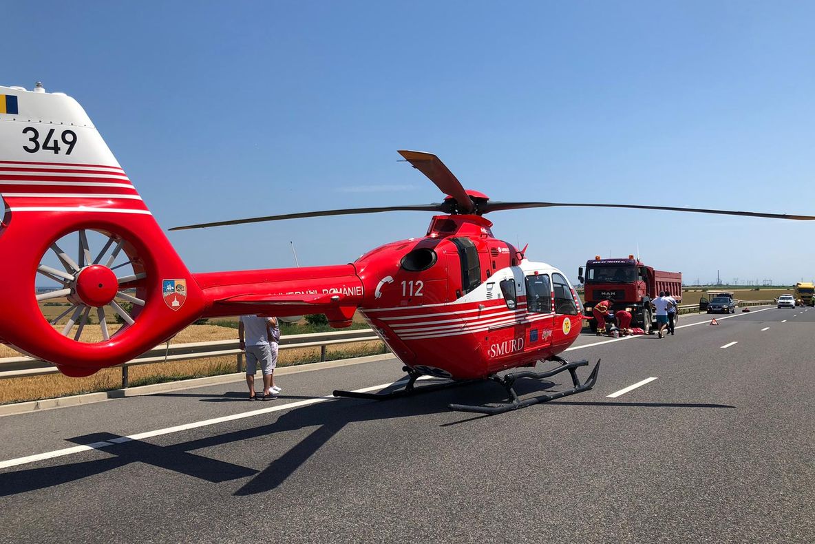 FOTO| Accident mortal pe A4. Șofer lovit de un autobuz, după ce a oprit să ajute un alt șofer