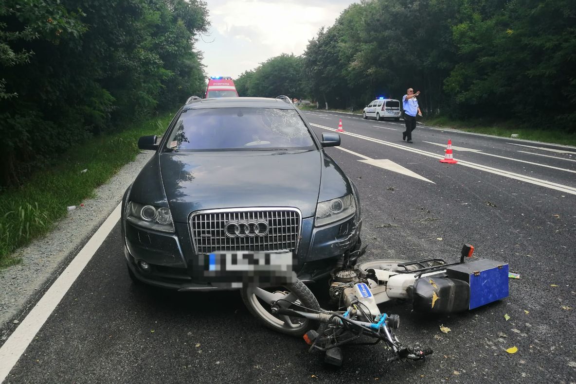 FOTO VIDEO| Motociclist spulberat de o mașină. Intervine elicopterul SMURD