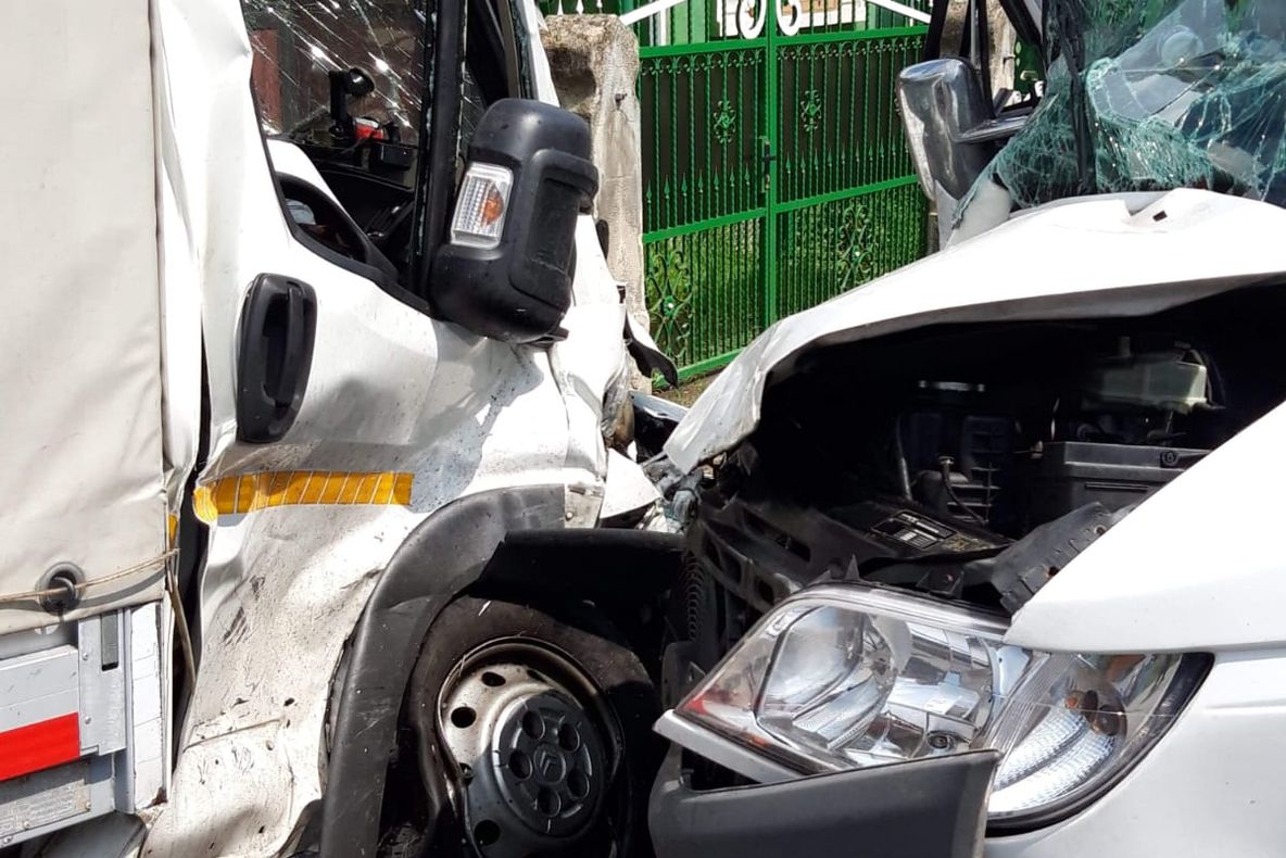 Trei răniți în urma unei coliziuni între două autoturisme