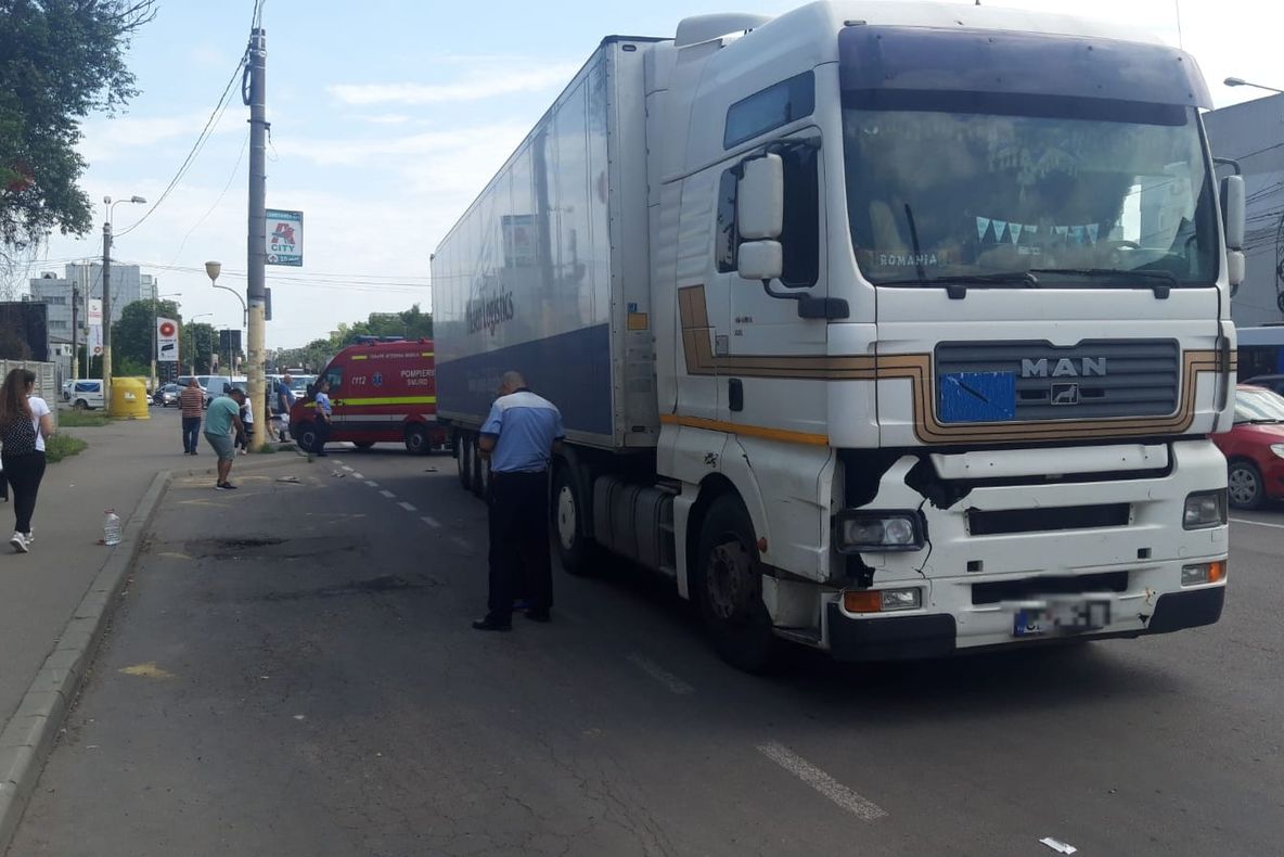 FOTO VIDEO| Femeie lovită de tir pe trecerea de pietoni