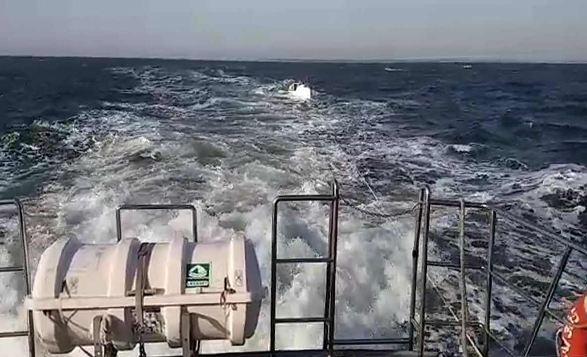 VIDEO| Salvare pe mare. O ambarcațiune ce plutea în derivă, a fost adusă în  Portul Mangalia