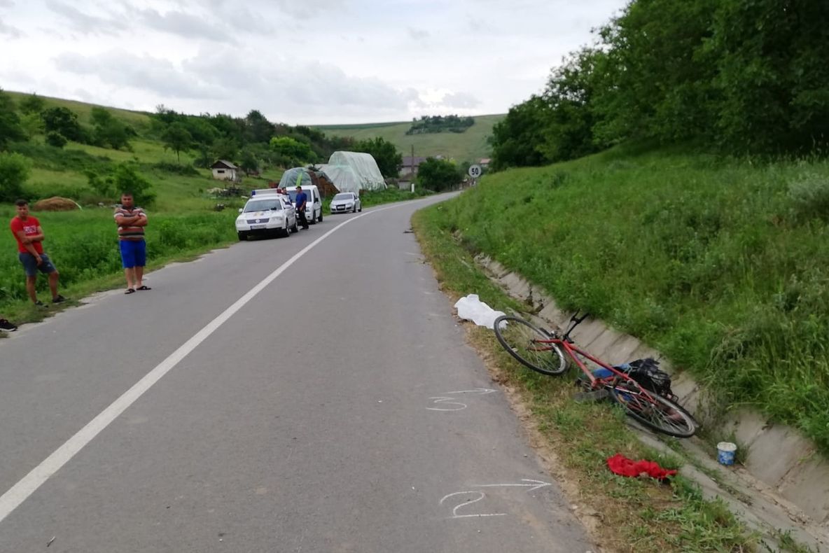 Biciclist beat, a murit după ce a căzut într-un șanț