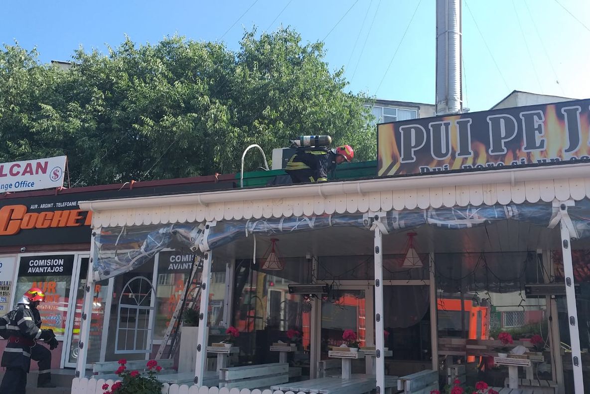 FOTO VIDEO| Panică la un fast food din Constanța. Pompierii chemați în ajutor