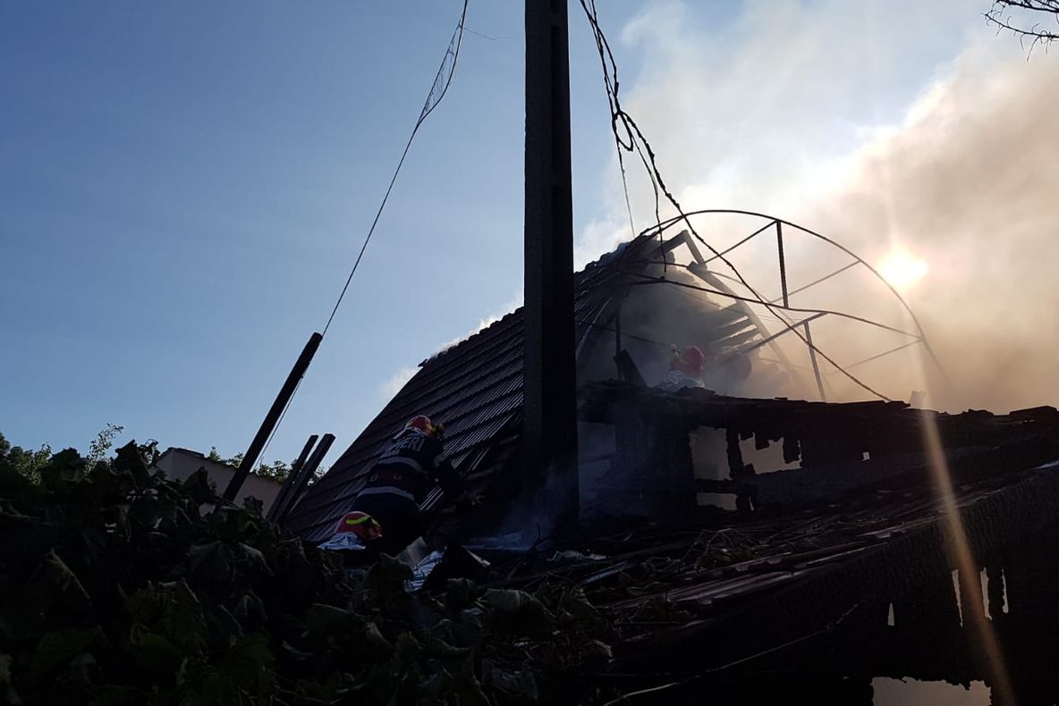 FOTO| Incendiu puternic la o casă din Palazu Mare
