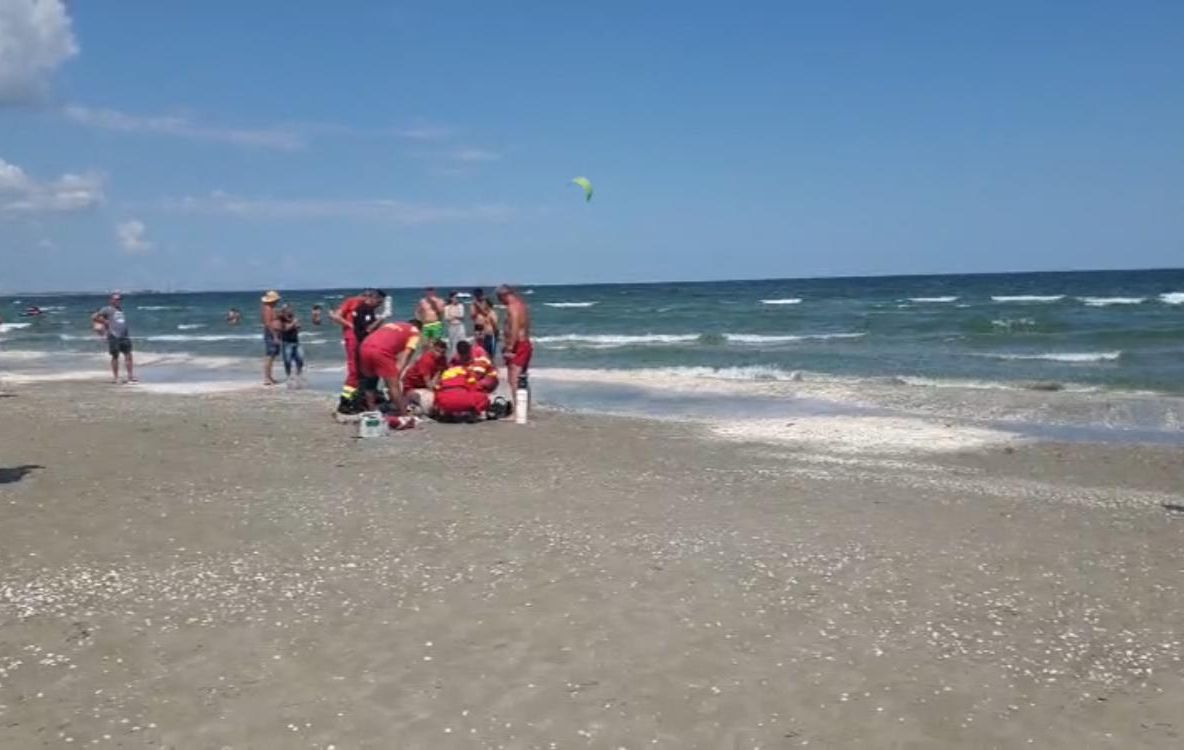 Alertă la Eforie Sud. Bărbat înecat, scos din valurile mării